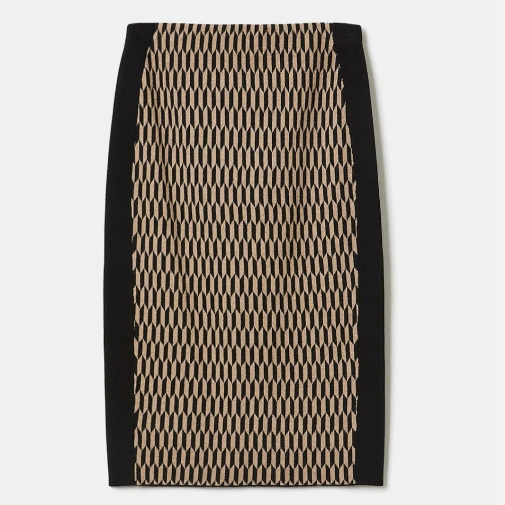 Sweater and pencil skirt - Picture 3 of 5